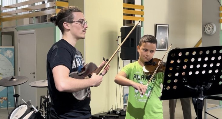Benjamin teaching violin lessons at the Shift Center